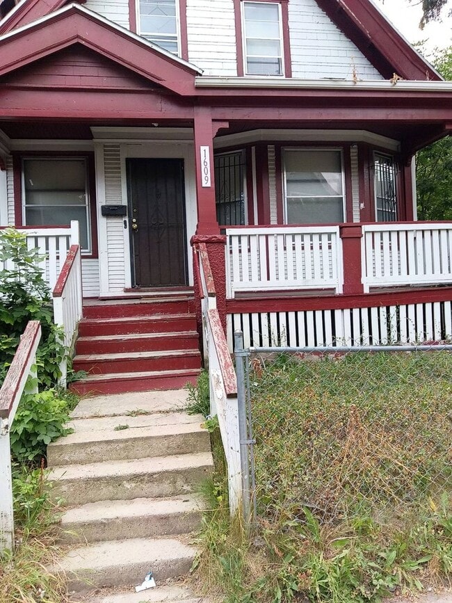 Building Photo - Single family home has 4 bedrooms.