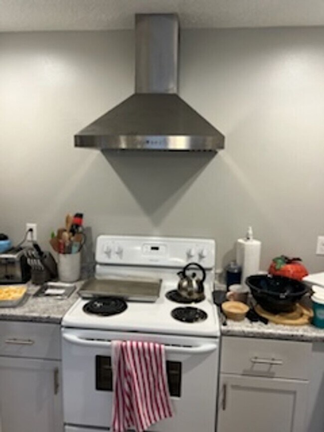 Photo - Rent: 3 bed unit 2 Bath