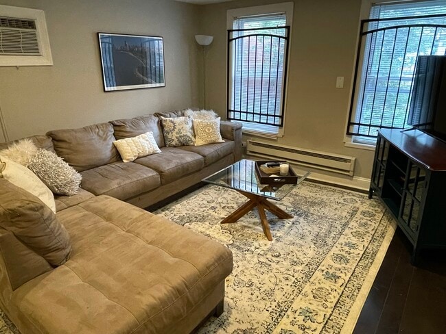 Building Photo - 2509 N Halsted St Unit Garden