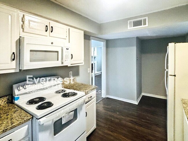 Photo - 1101 Jamestown Way