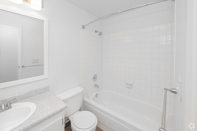 1BR, 1BA - 680SF - Bathroom