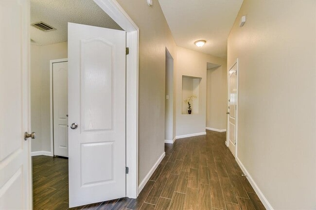 Photo - 1303 Crossvine Way