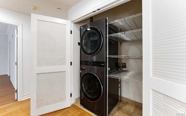 Building Photo - 118 S Clark Dr Unit 205 Rental