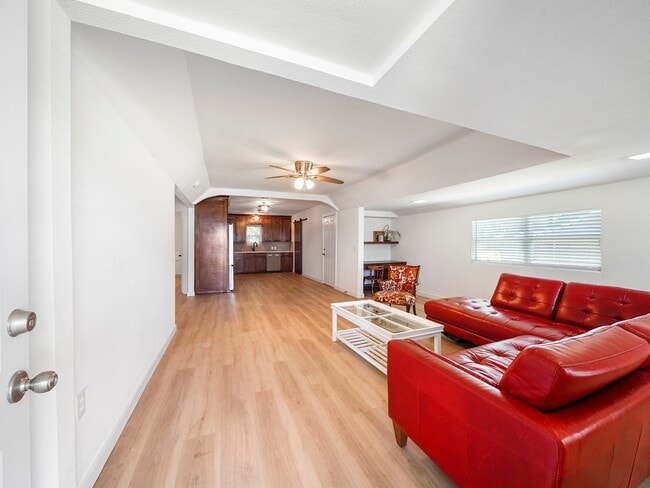 111 Holderrieth Blvd