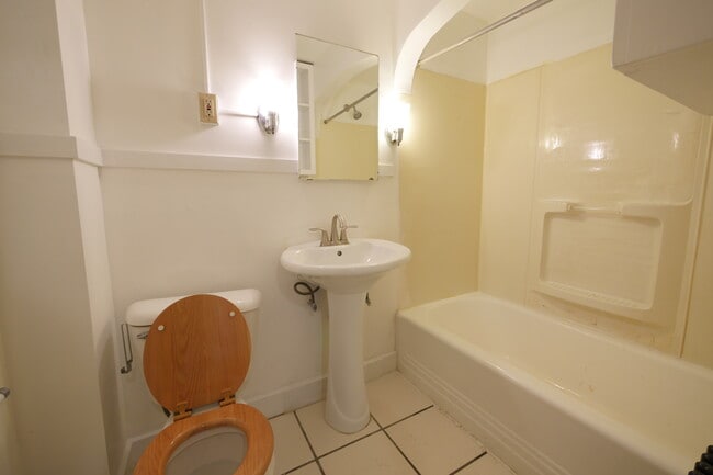 bathroom tub & shower - 530 W South St Unit L