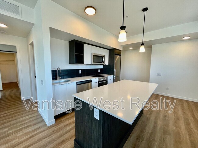 Photo - 615-615 Rutland Rd N