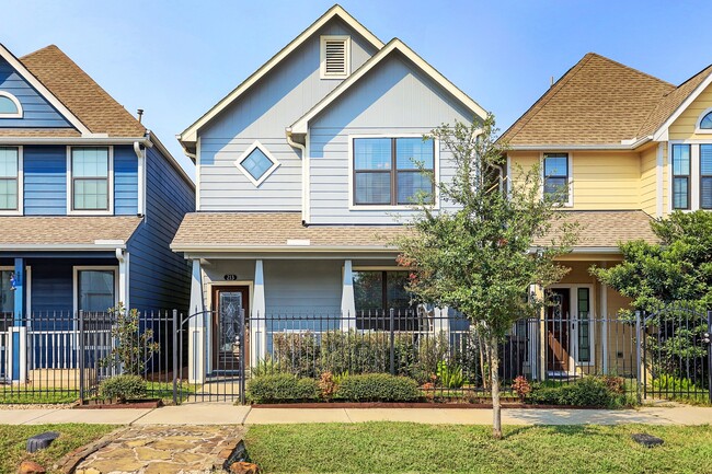 Building Photo - 213 W 26th St