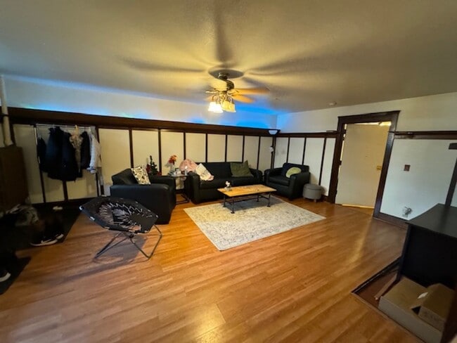 Photo - 416-418