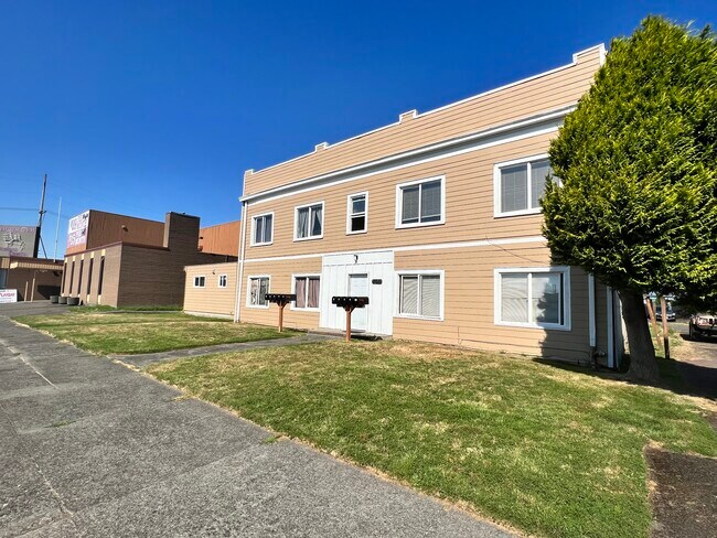 Photo - 308 W Market St Apartments