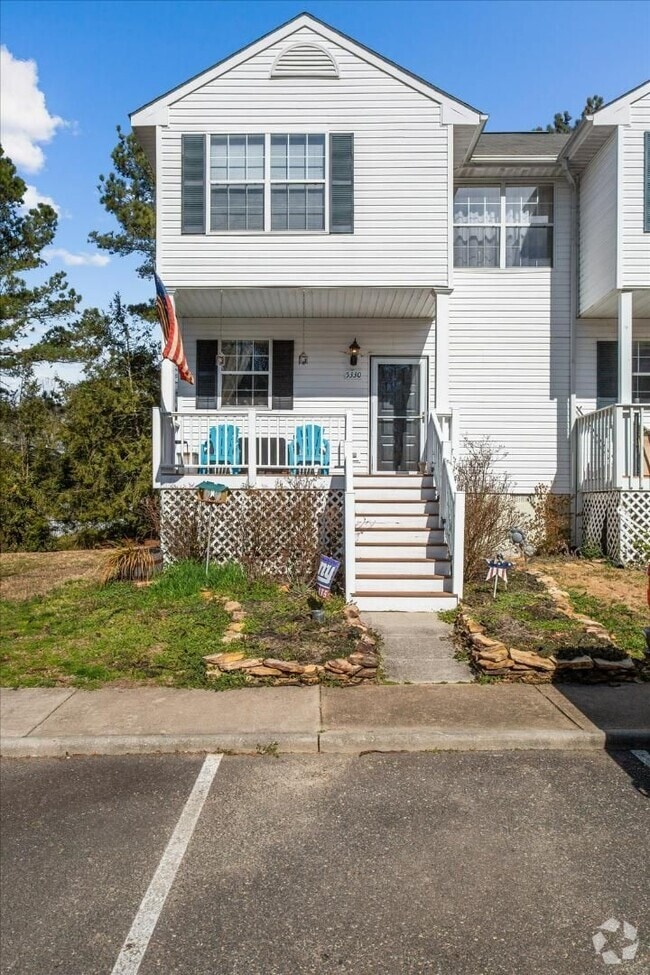 Building Photo - ATTRACTIVE AND BRIGHT LUXURY TOWNHOME IN W...