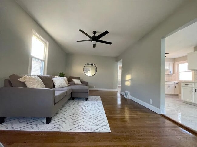 Photo - 1349 Kraft St