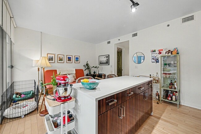 Photo - 300 Lisgar St
