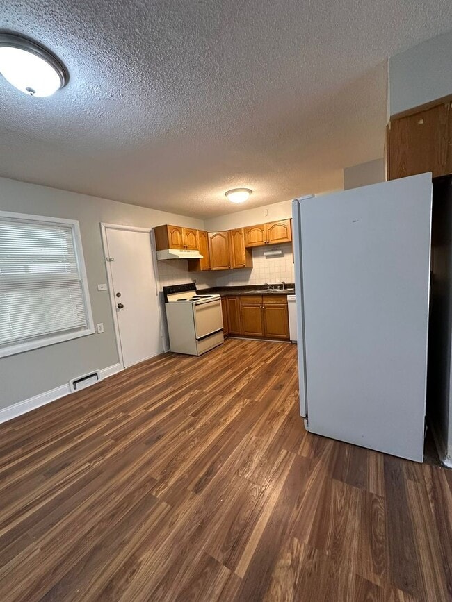 Photo - 4 bedrooms 1 Full bathroom. The house is very spacious living room, dining room and full kitchen ...
