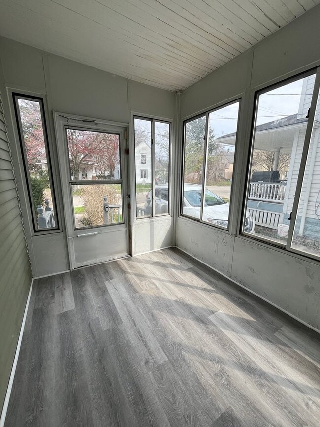 Photo - 3732 W 37th St Unidad Down