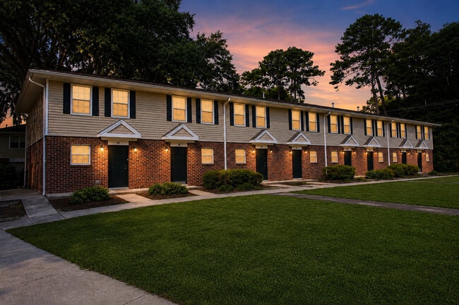 Building Photo - Live Oaks Apartments