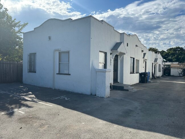 Photo - 2651 S Cloverdale Ave Unidad 2651