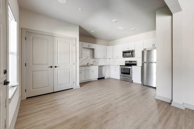 Kitchen & Dining