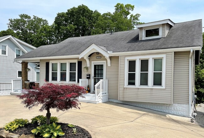 street view of the front of the house - 735 S Grand Ave