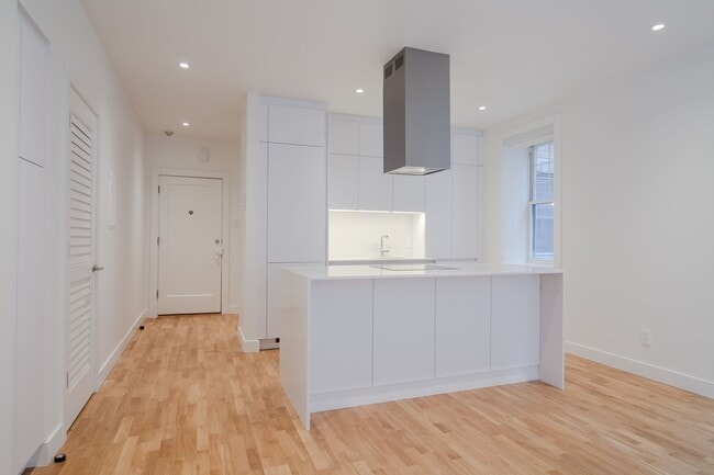Building Photo - 2100 Rue du Fort Unit 112