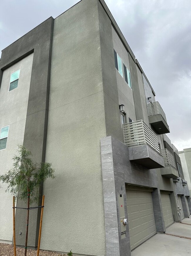 Building Photo - Experience Modern Elegance in this Summerl... Rental