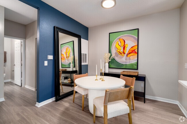 1BR, 1BA - 871SF - Dining Room