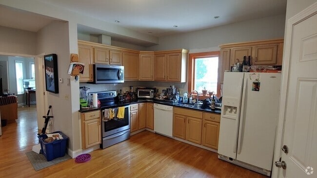 Building Photo - 33 Eastburn St Rental