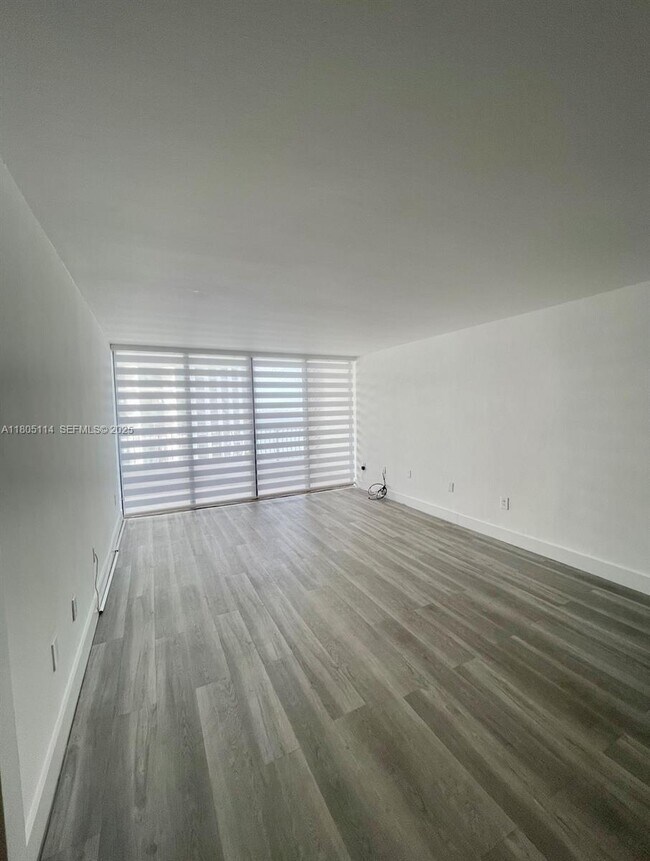 Photo - 555 NE 15th St Unidad 16F