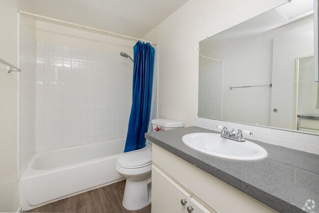 1BD, 1BA - 660SF - Bathroom