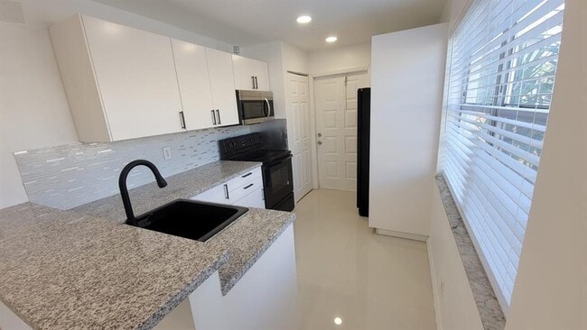 Building Photo - 831 NW 14th Way Unit 1-2