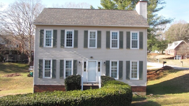 Building Photo - Well-kept 3 bedroom 2 1/2 bath home in the heart of Clemmons