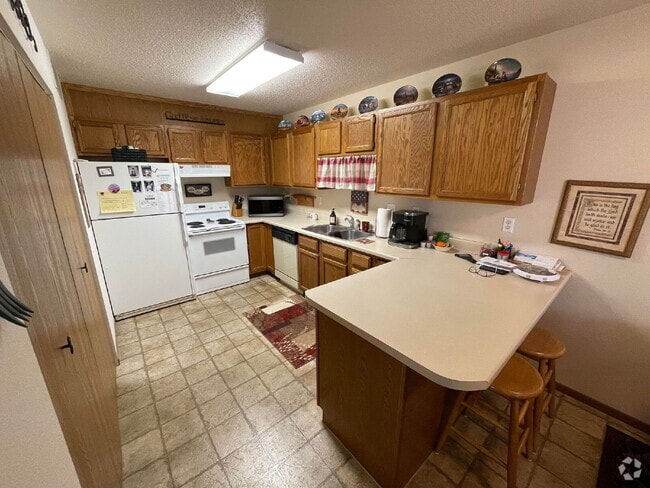 Building Photo - Spacious, Pet-Friendly 2 Bed/1 Bath Townho... Unit D Rental
