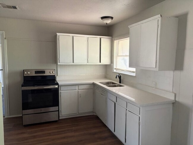 Photo - 5782 Belcrest St