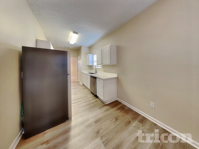 Photo - 1421 Highgrove Way