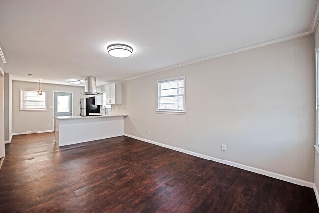 Photo - 321 Hamilton Dr NE