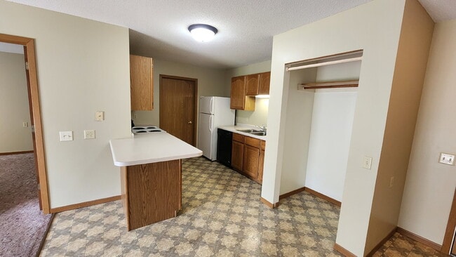 Photo - 2 Bedroom, 1.5 Bathroom Spacious End Unit with Garage and Central Air - Available May 1st Unidad 12