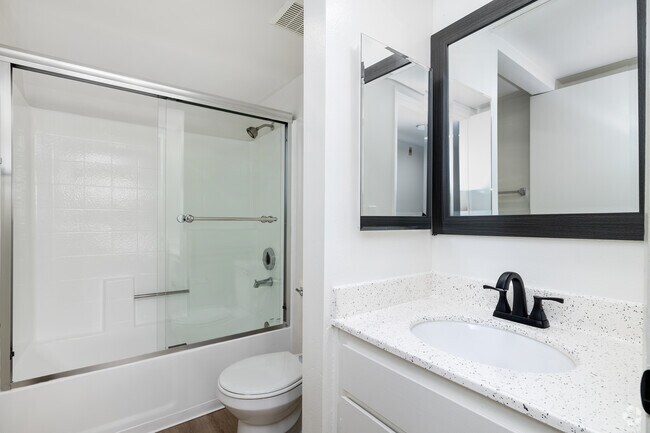 2BD, 2BA - 1,100SF - Second Bathroom