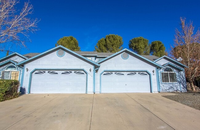Photo - 2 Story Duplex with Loft & Deck Unidad B