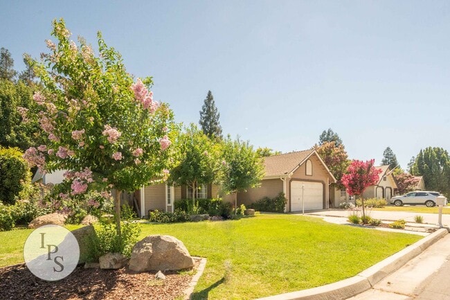 Building Photo - North Fresno Home, 3BR/2BA, Built 1991 – w...