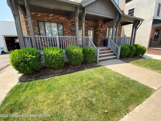 Building Photo - 442 Larch St