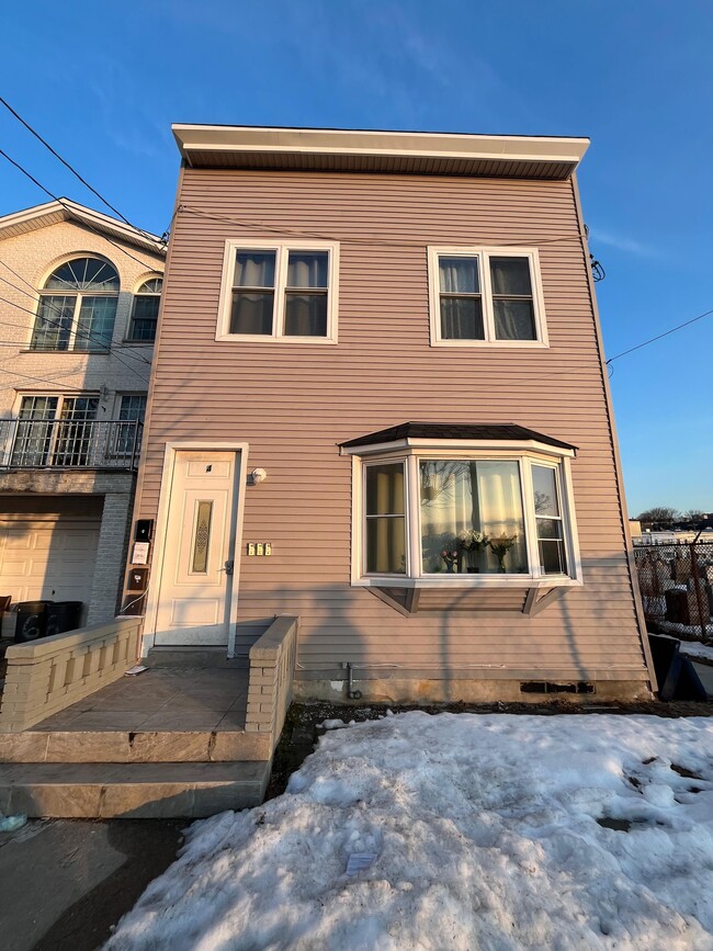 Building Photo - 5 Whitman Ave Unit 2R