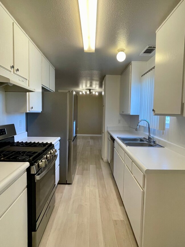 Photo - 4 BED/2.5 BATH HOUSE LOCATED IN THE LAKE K...