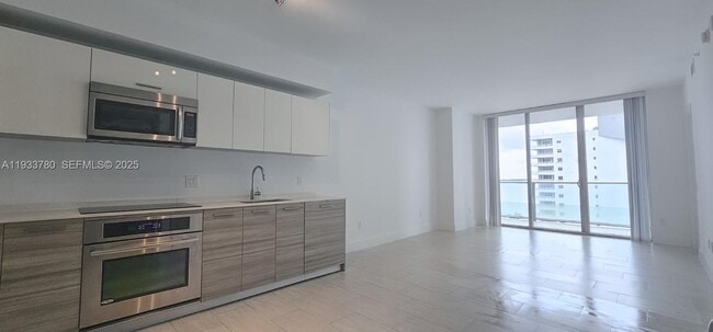 Building Photo - 1300 Brickell Bay Dr Unit 1106