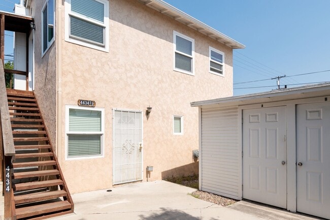 Building Photo - Nice 2 bedroom, 1 bath Apartment with Storage