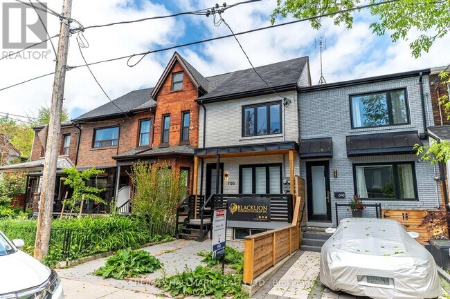 Photo - 700 Adelaide St W