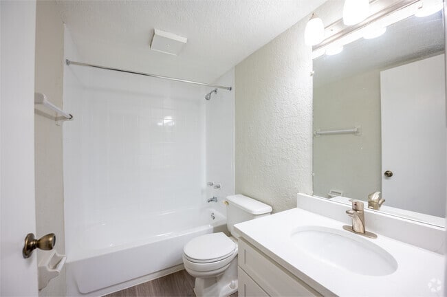 2BR, 2BA - 900SF - Primary Bathroom