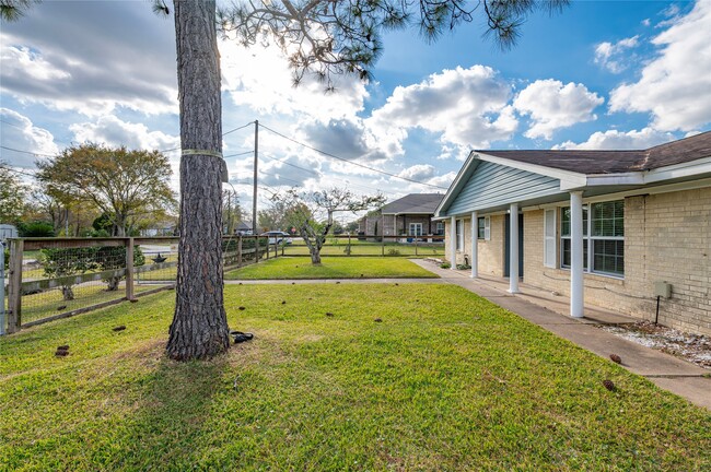 Photo - 1350 Strawberry St