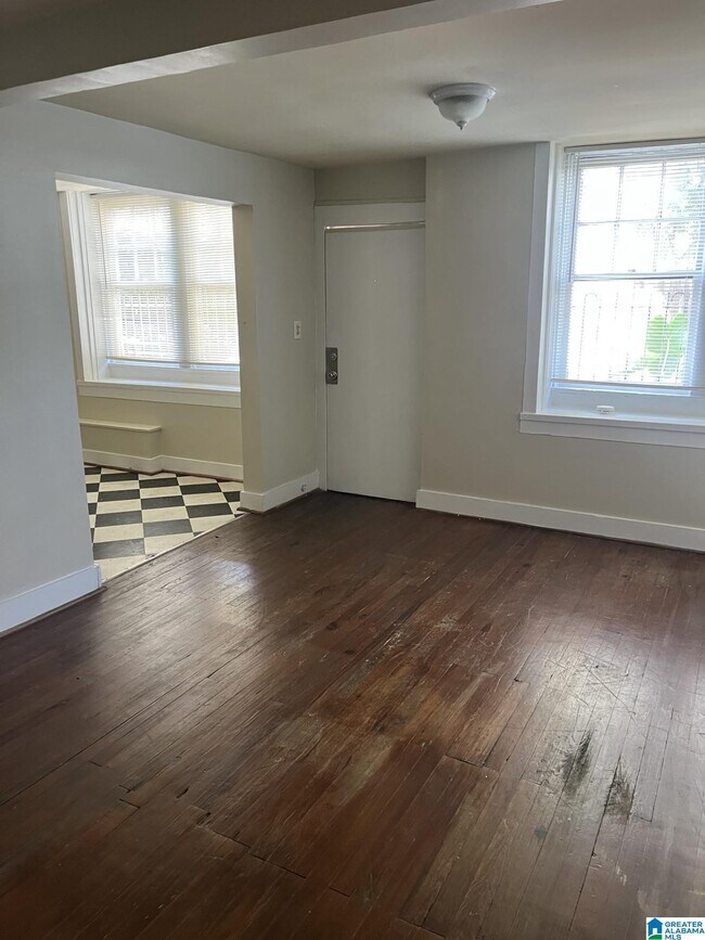 Photo - 905 40th St S