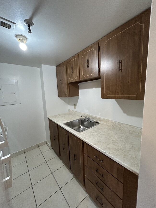 Building Photo - 1157-1157 Tower Rd Unit 201