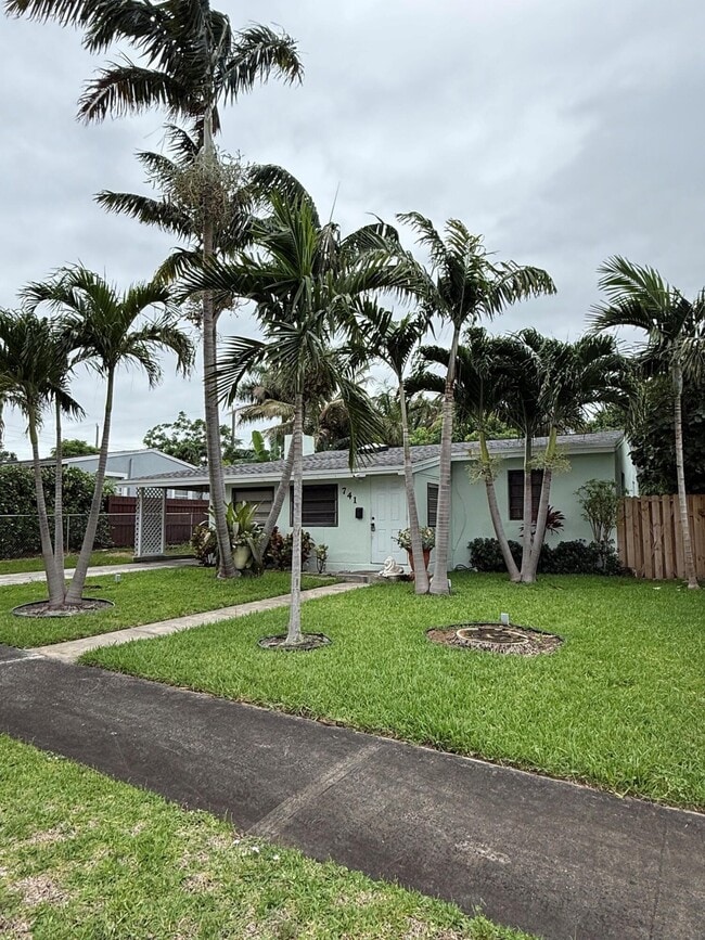 Building Photo - 741 Roseland Dr