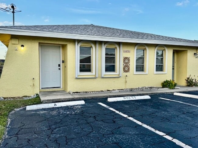 Building Photo - 2 bedroom 1.5 bathroom First Floor Condo in Cape Coral